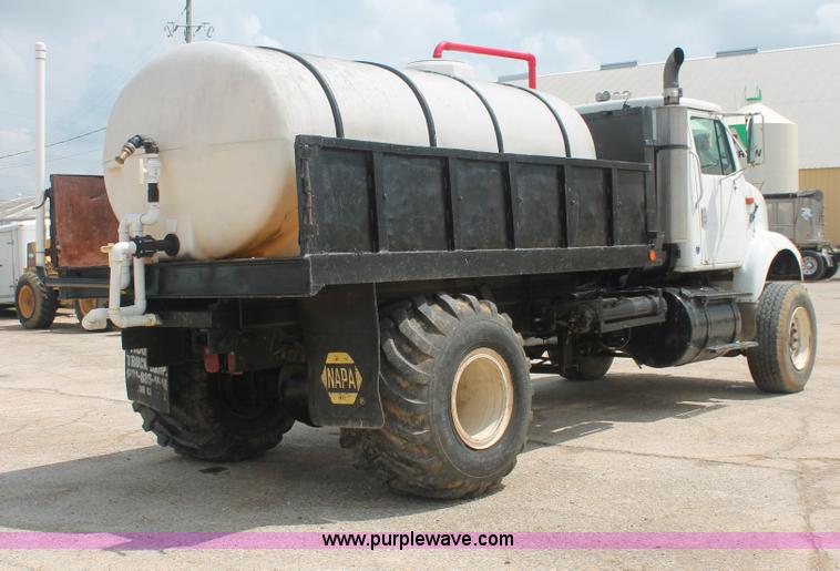 image for item I7886 1993 International 8100 floater water truck