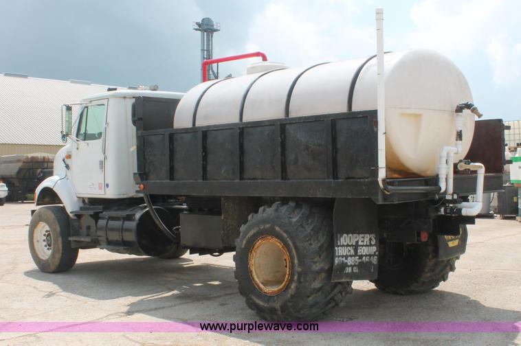 image for item I7886 1993 International 8100 floater water truck