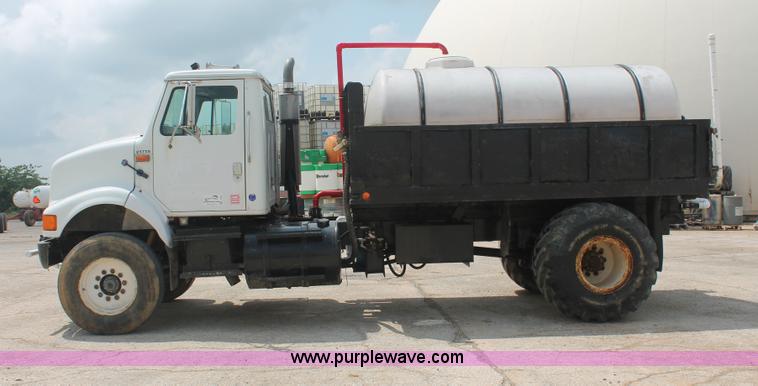 image for item I7886 1993 International 8100 floater water truck