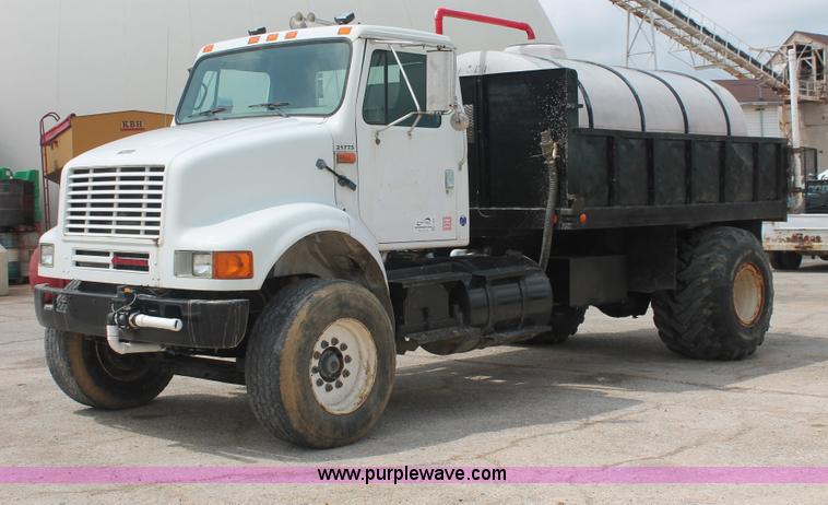 image for item I7886 1993 International 8100 floater water truck