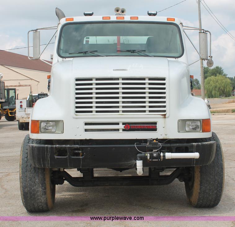 image for item I7886 1993 International 8100 floater water truck