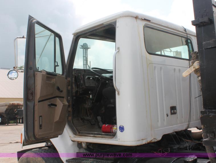 image for item I7886 1993 International 8100 floater water truck