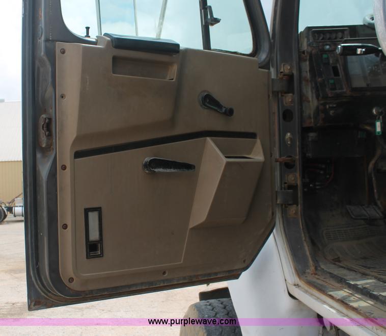 image for item I7886 1993 International 8100 floater water truck