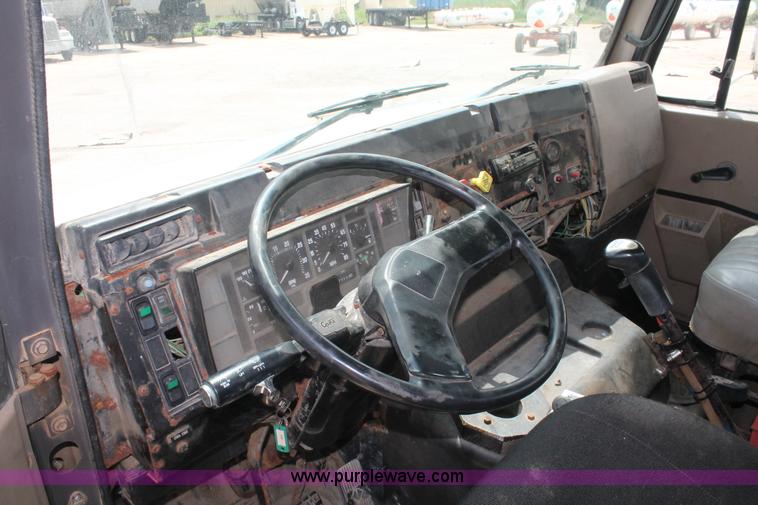 image for item I7886 1993 International 8100 floater water truck