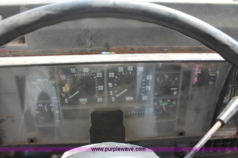 image for item I7886 1993 International 8100 floater water truck