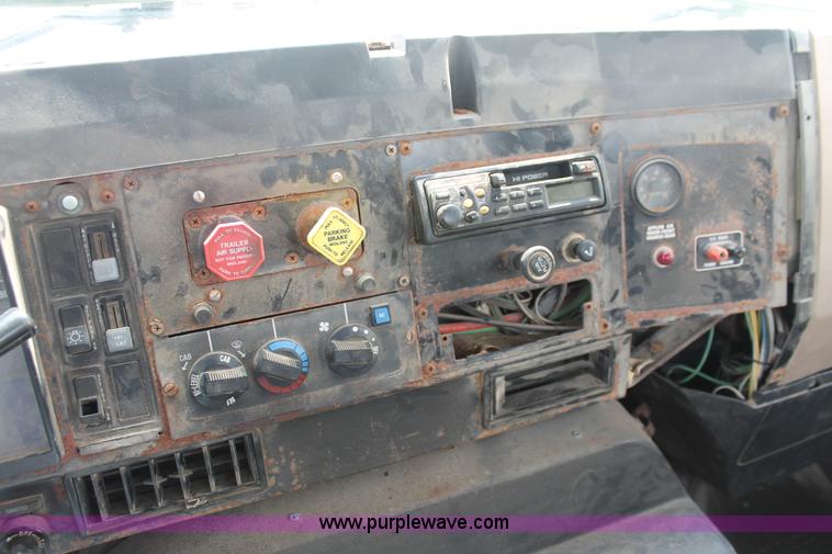 image for item I7886 1993 International 8100 floater water truck