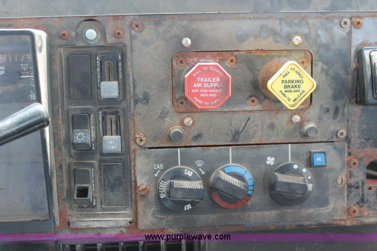 image for item I7886 1993 International 8100 floater water truck