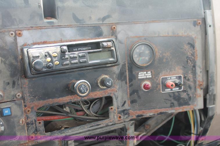 image for item I7886 1993 International 8100 floater water truck