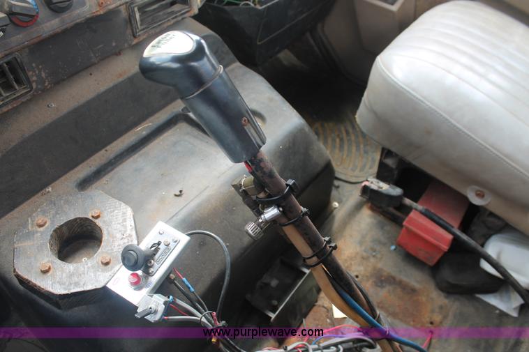 image for item I7886 1993 International 8100 floater water truck