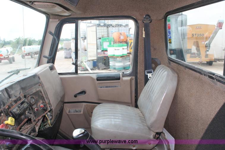 image for item I7886 1993 International 8100 floater water truck