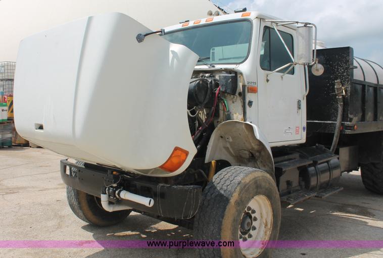image for item I7886 1993 International 8100 floater water truck