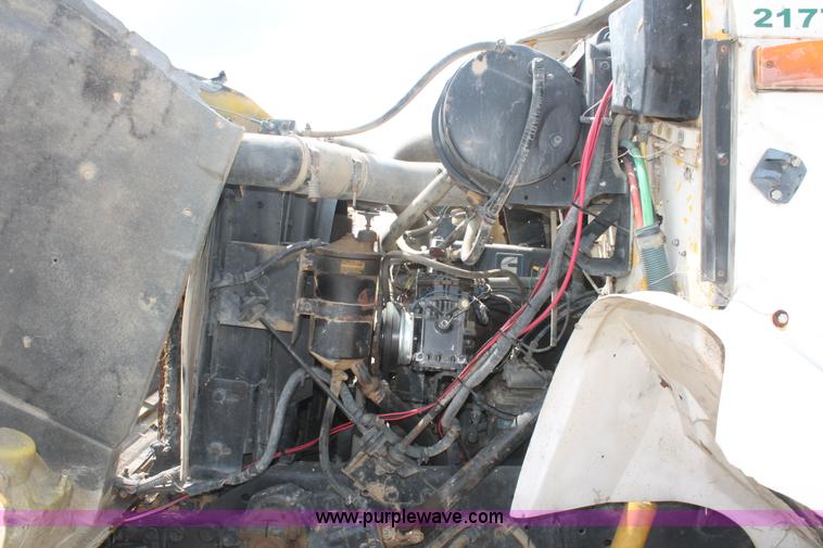 image for item I7886 1993 International 8100 floater water truck