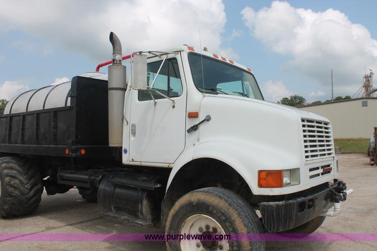 image for item I7886 1993 International 8100 floater water truck