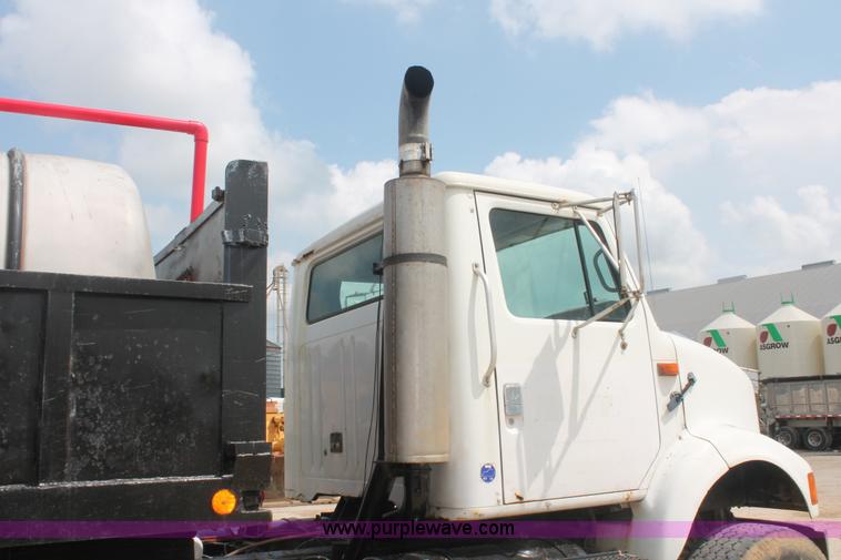 image for item I7886 1993 International 8100 floater water truck