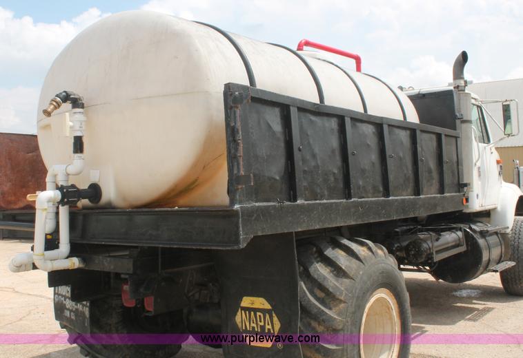 image for item I7886 1993 International 8100 floater water truck