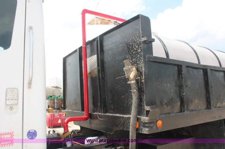 image for item I7886 1993 International 8100 floater water truck