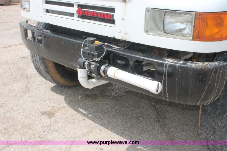 image for item I7886 1993 International 8100 floater water truck