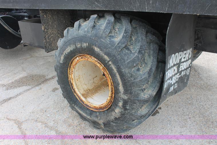 image for item I7886 1993 International 8100 floater water truck