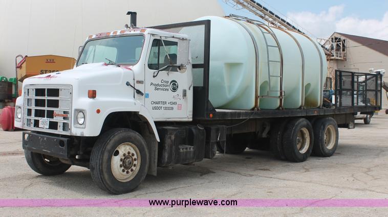 image for item I7887 1988 International F-2375 flatbed water truck