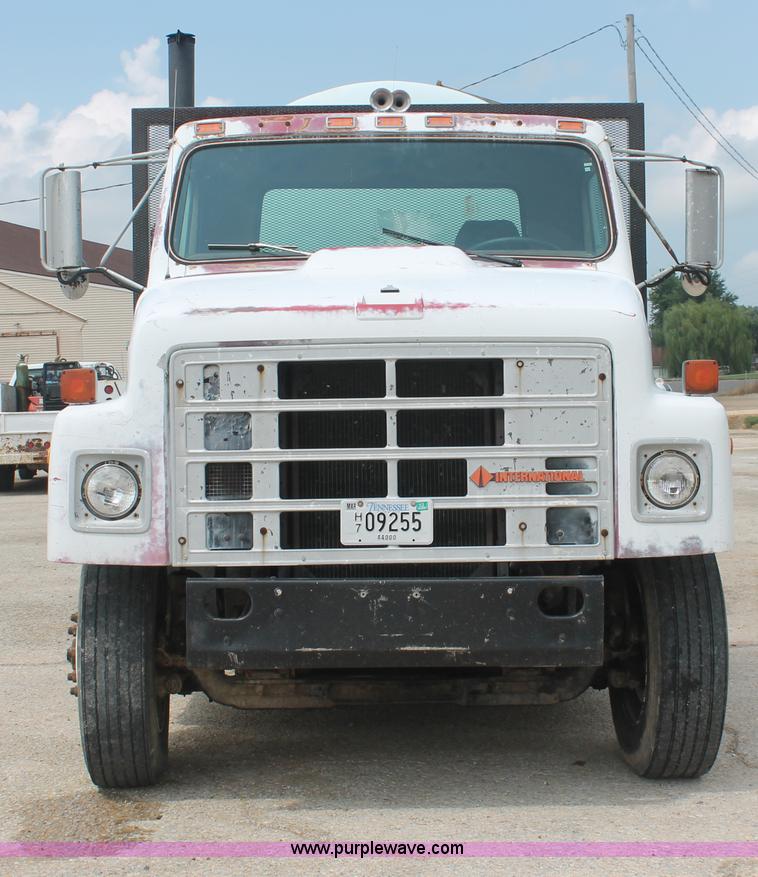 image for item I7887 1988 International F-2375 flatbed water truck