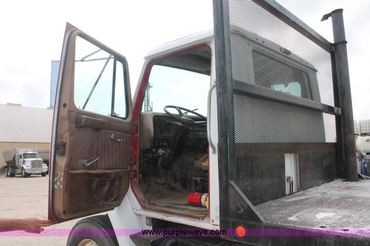 image for item I7887 1988 International F-2375 flatbed water truck