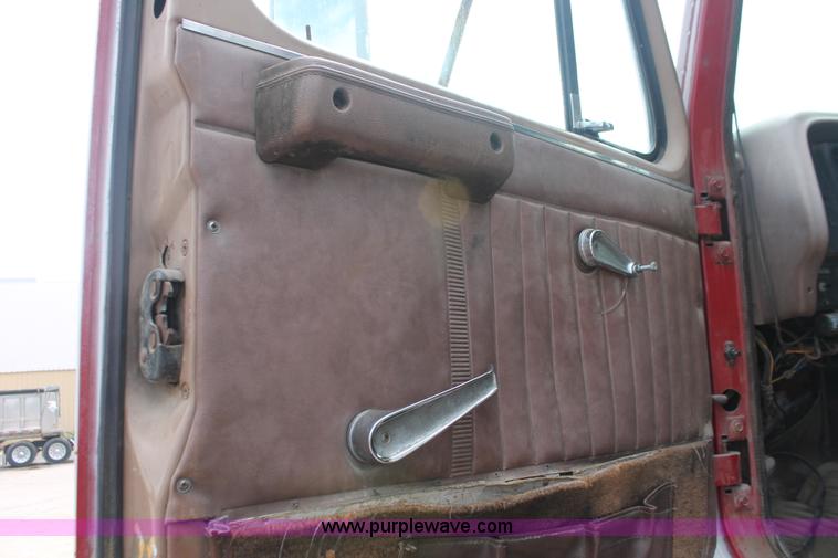 image for item I7887 1988 International F-2375 flatbed water truck