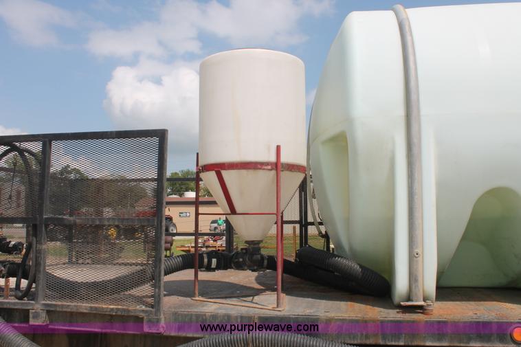 image for item I7887 1988 International F-2375 flatbed water truck