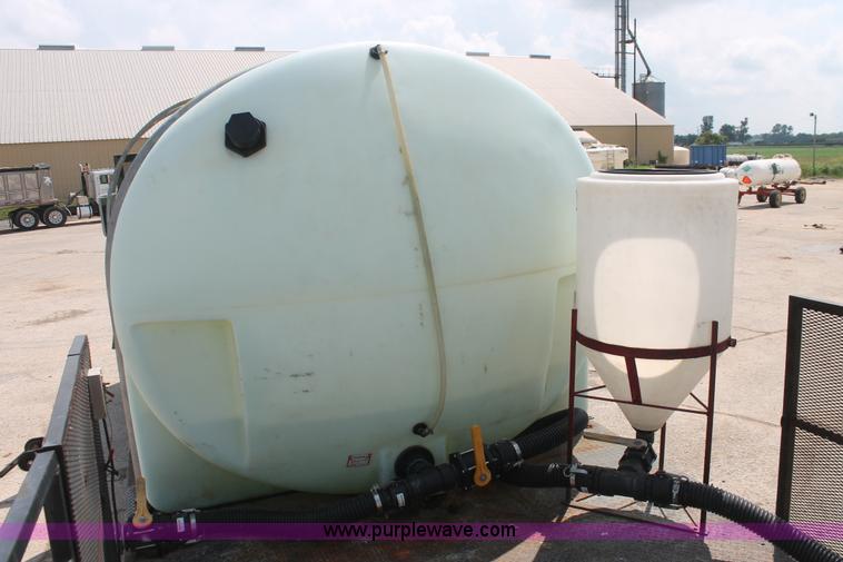 image for item I7887 1988 International F-2375 flatbed water truck