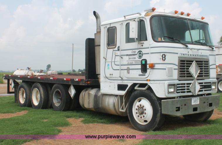 image for item I7895 1982 International Eagle cab over tri axle flatbed truck