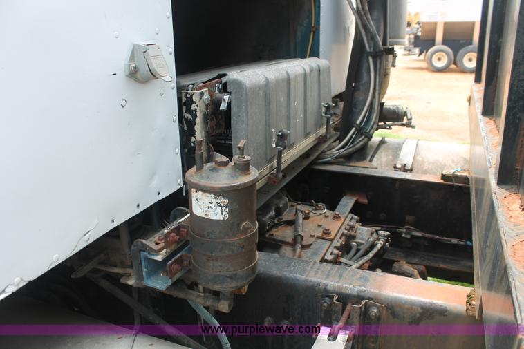 image for item I7895 1982 International Eagle cab over tri axle flatbed truck