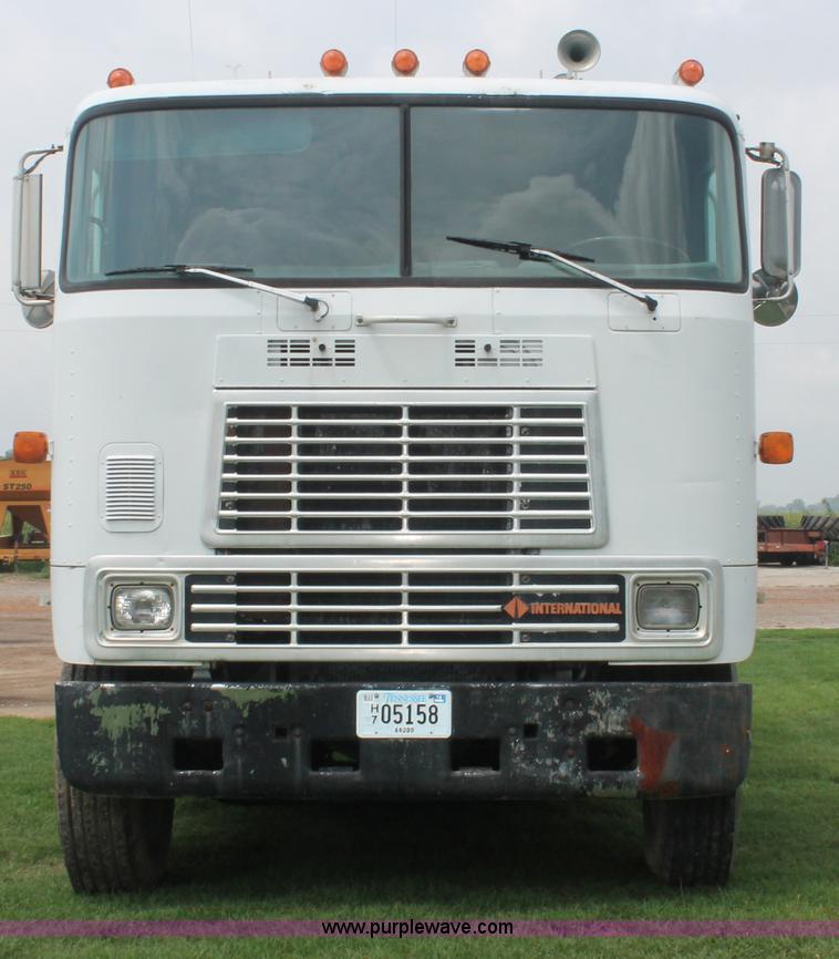 image for item I7896 1988 International COF9670 cab over fertilizer tender truck