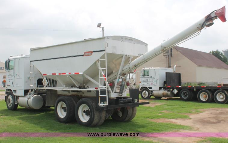 image for item I7896 1988 International COF9670 cab over fertilizer tender truck
