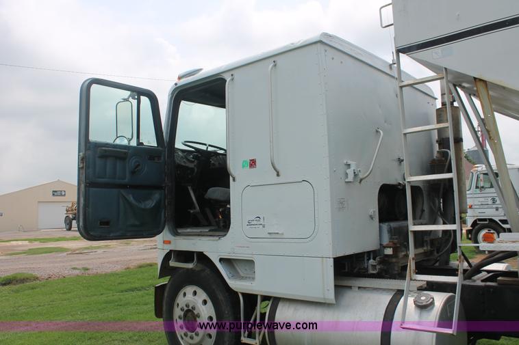 image for item I7896 1988 International COF9670 cab over fertilizer tender truck