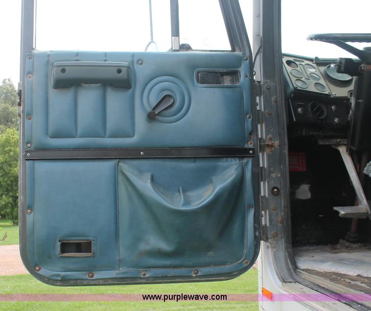 image for item I7896 1988 International COF9670 cab over fertilizer tender truck