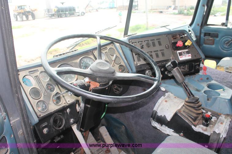 image for item I7896 1988 International COF9670 cab over fertilizer tender truck