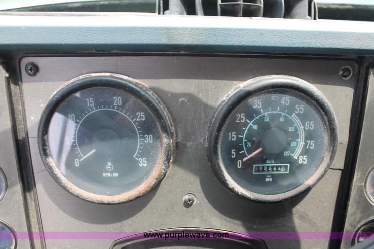 image for item I7896 1988 International COF9670 cab over fertilizer tender truck