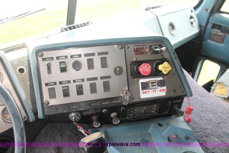 image for item I7896 1988 International COF9670 cab over fertilizer tender truck