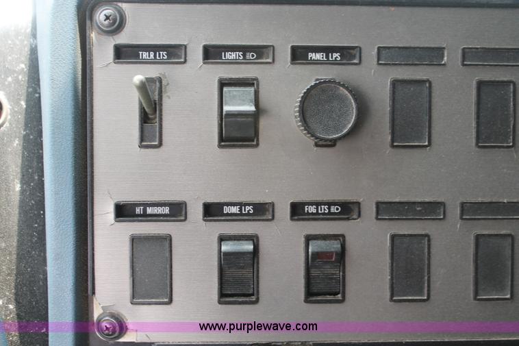 image for item I7896 1988 International COF9670 cab over fertilizer tender truck