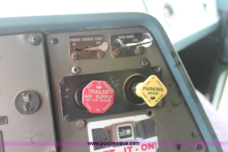 image for item I7896 1988 International COF9670 cab over fertilizer tender truck