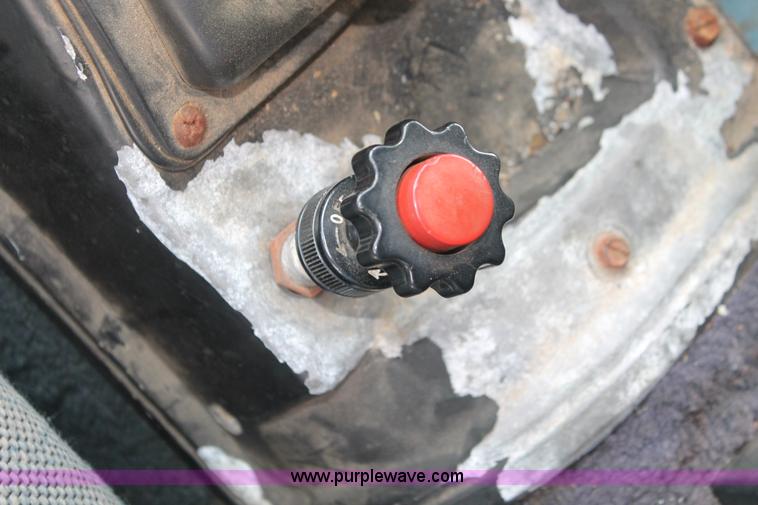 image for item I7896 1988 International COF9670 cab over fertilizer tender truck