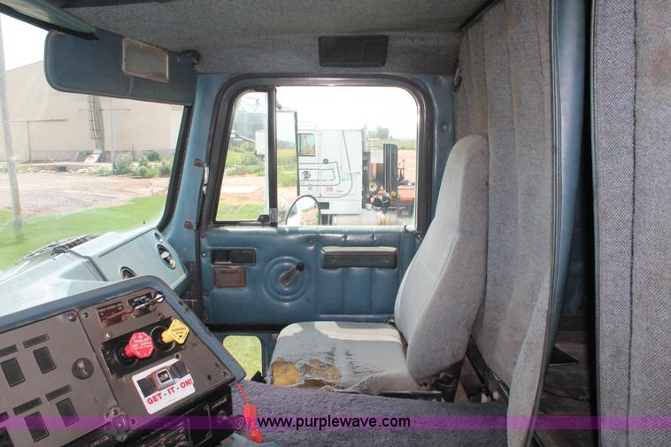 image for item I7896 1988 International COF9670 cab over fertilizer tender truck