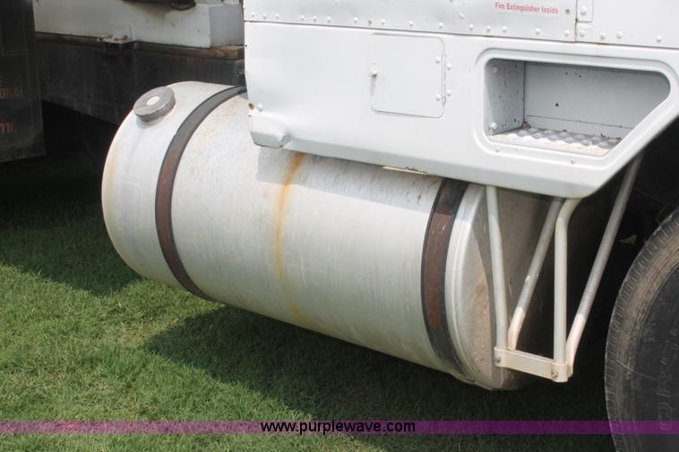 image for item I7896 1988 International COF9670 cab over fertilizer tender truck