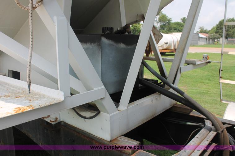 image for item I7896 1988 International COF9670 cab over fertilizer tender truck