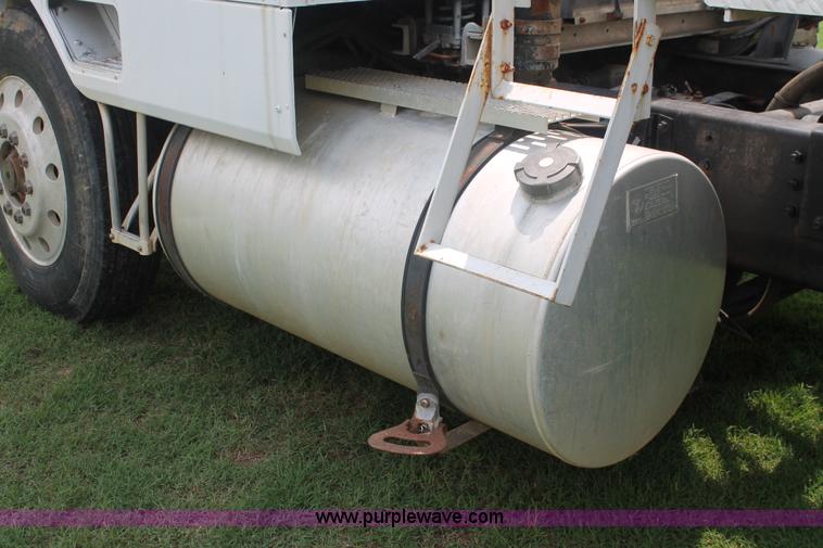 image for item I7896 1988 International COF9670 cab over fertilizer tender truck