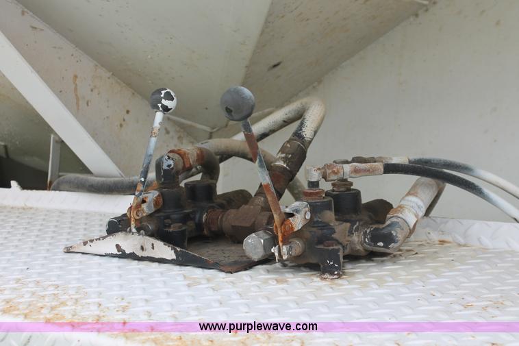 image for item I7896 1988 International COF9670 cab over fertilizer tender truck