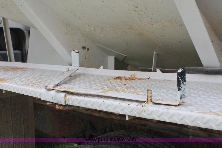 image for item I7896 1988 International COF9670 cab over fertilizer tender truck