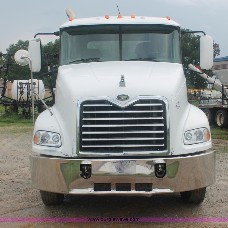 image for item I7897 2000 Mack CX613 Vision 460 semi truck