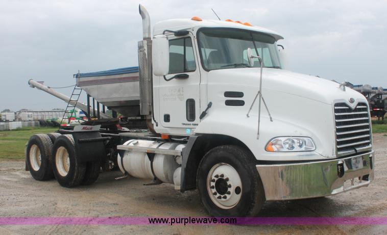 image for item I7897 2000 Mack CX613 Vision 460 semi truck