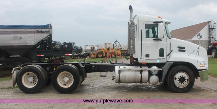 image for item I7897 2000 Mack CX613 Vision 460 semi truck