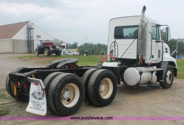 image for item I7897 2000 Mack CX613 Vision 460 semi truck